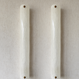 Large vertical wireless resin wall light with sculptural form