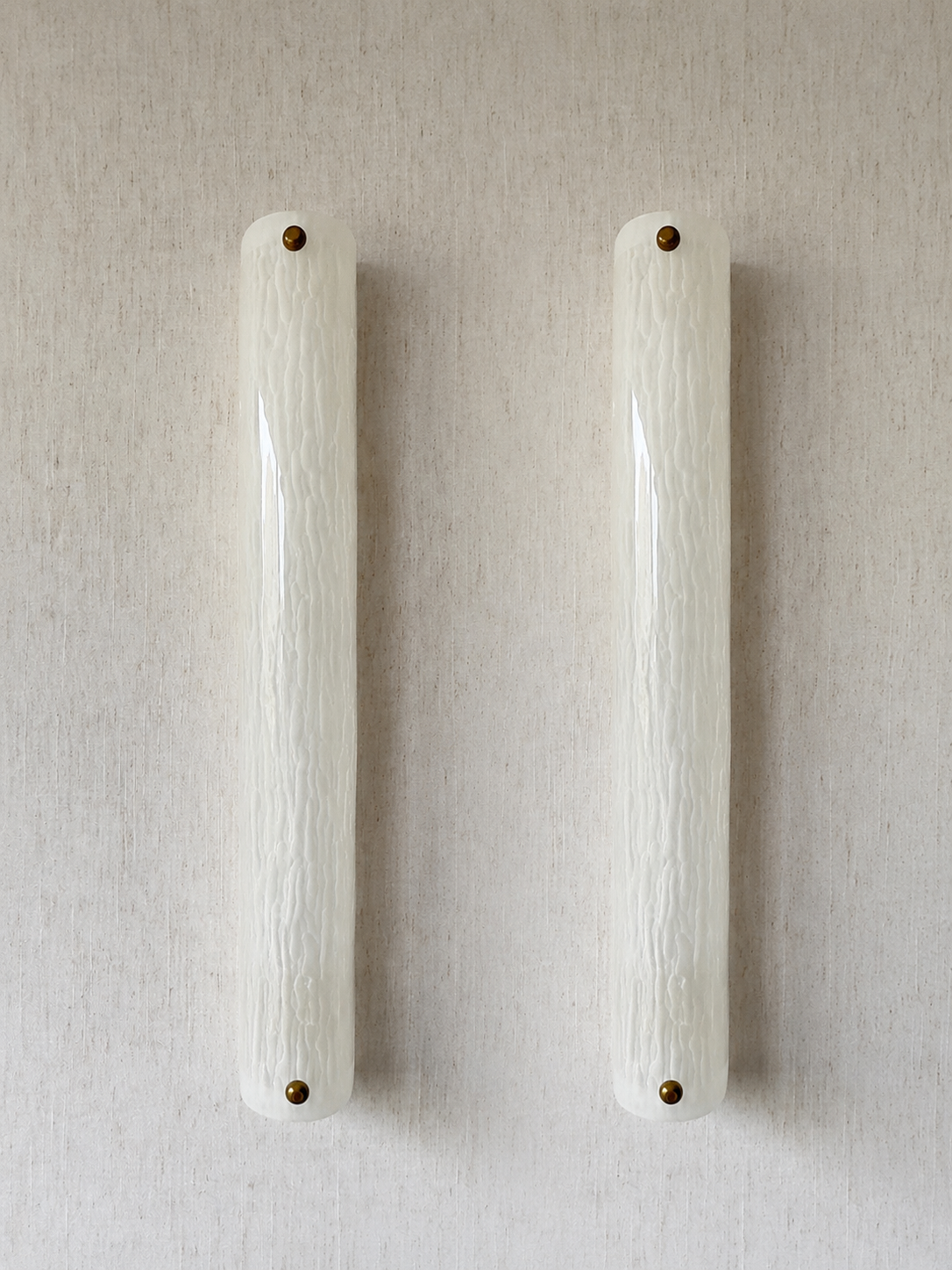 Large vertical wireless resin wall light with sculptural form