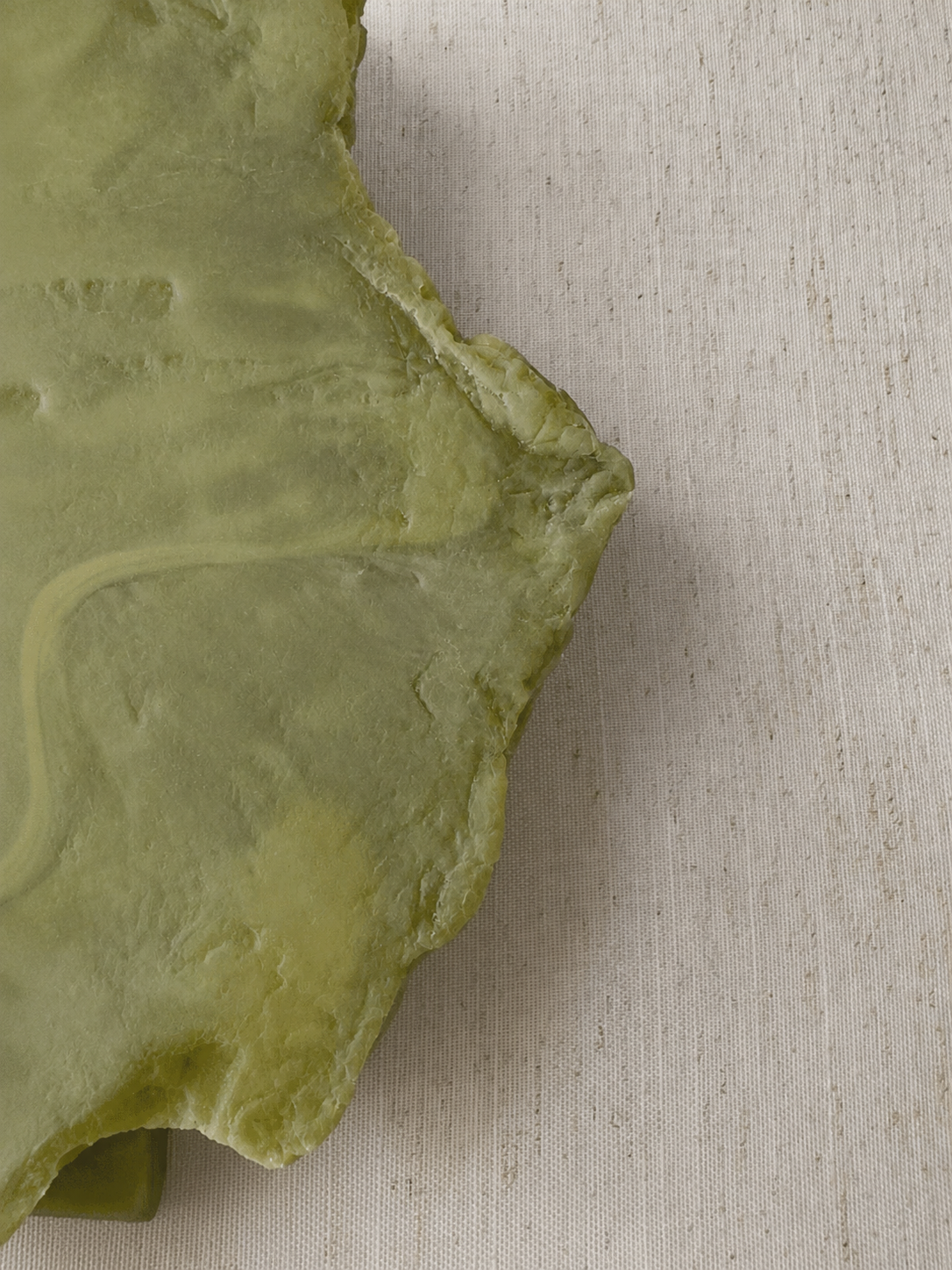Wireless resin wall sconce inspired by green onyx stone
