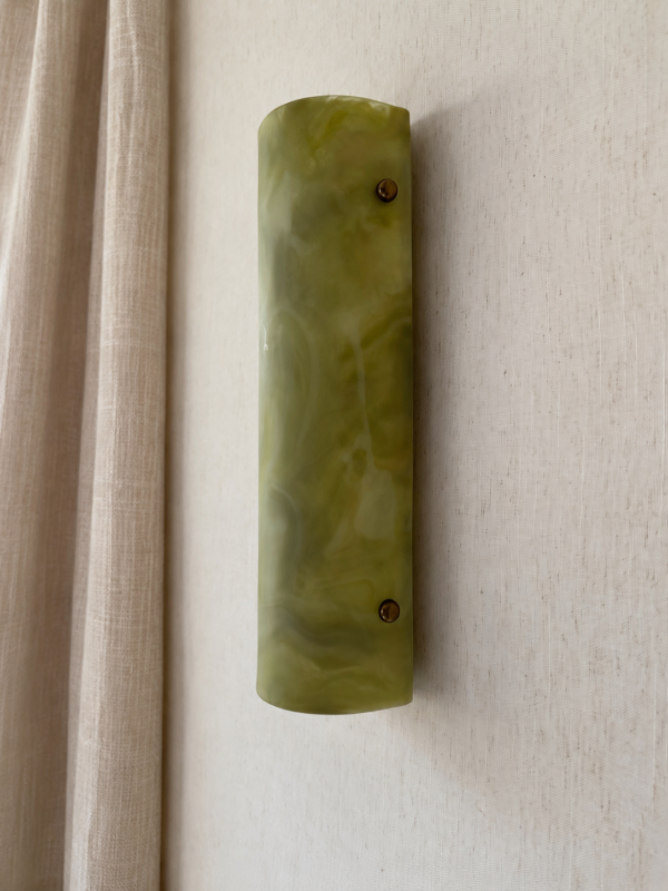 Wireless resin wall sconce inspired by green onyx stone