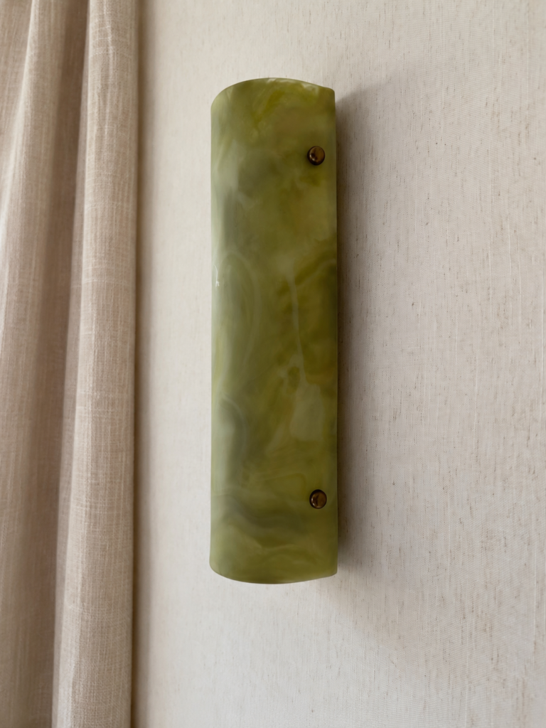 Wireless resin wall sconce inspired by green onyx stone