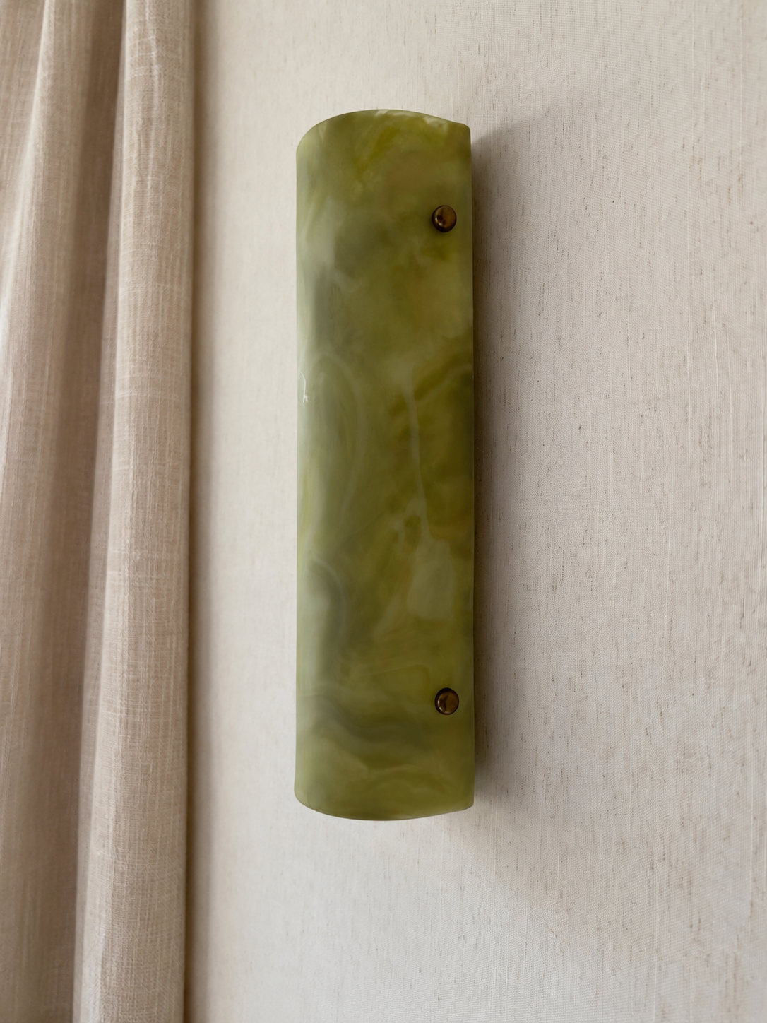 Wireless resin wall sconce inspired by green onyx stone
