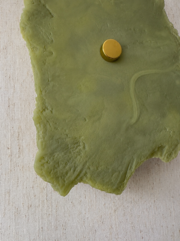 Wireless resin wall sconce inspired by green onyx stone