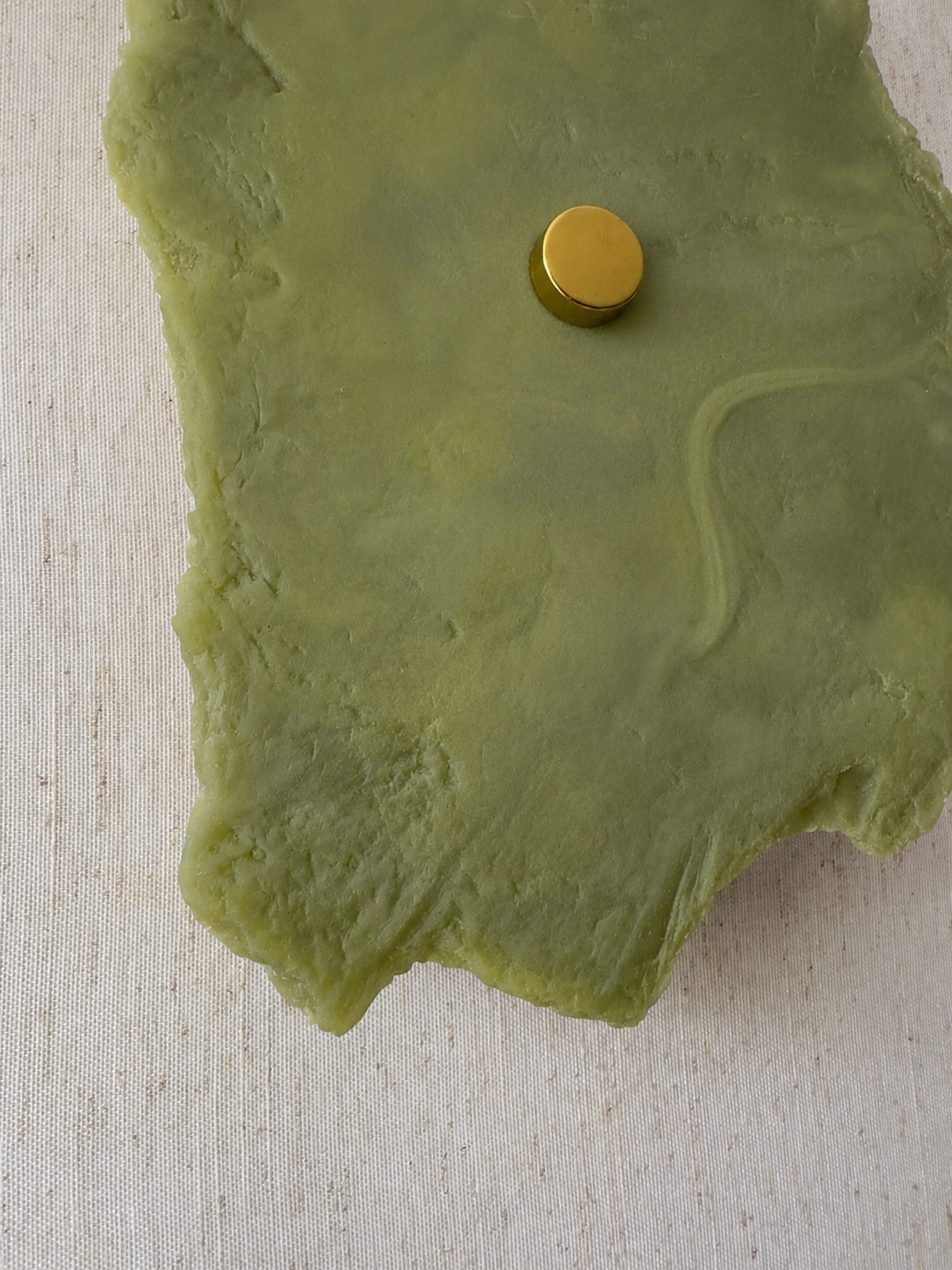 Wireless resin wall sconce inspired by green onyx stone