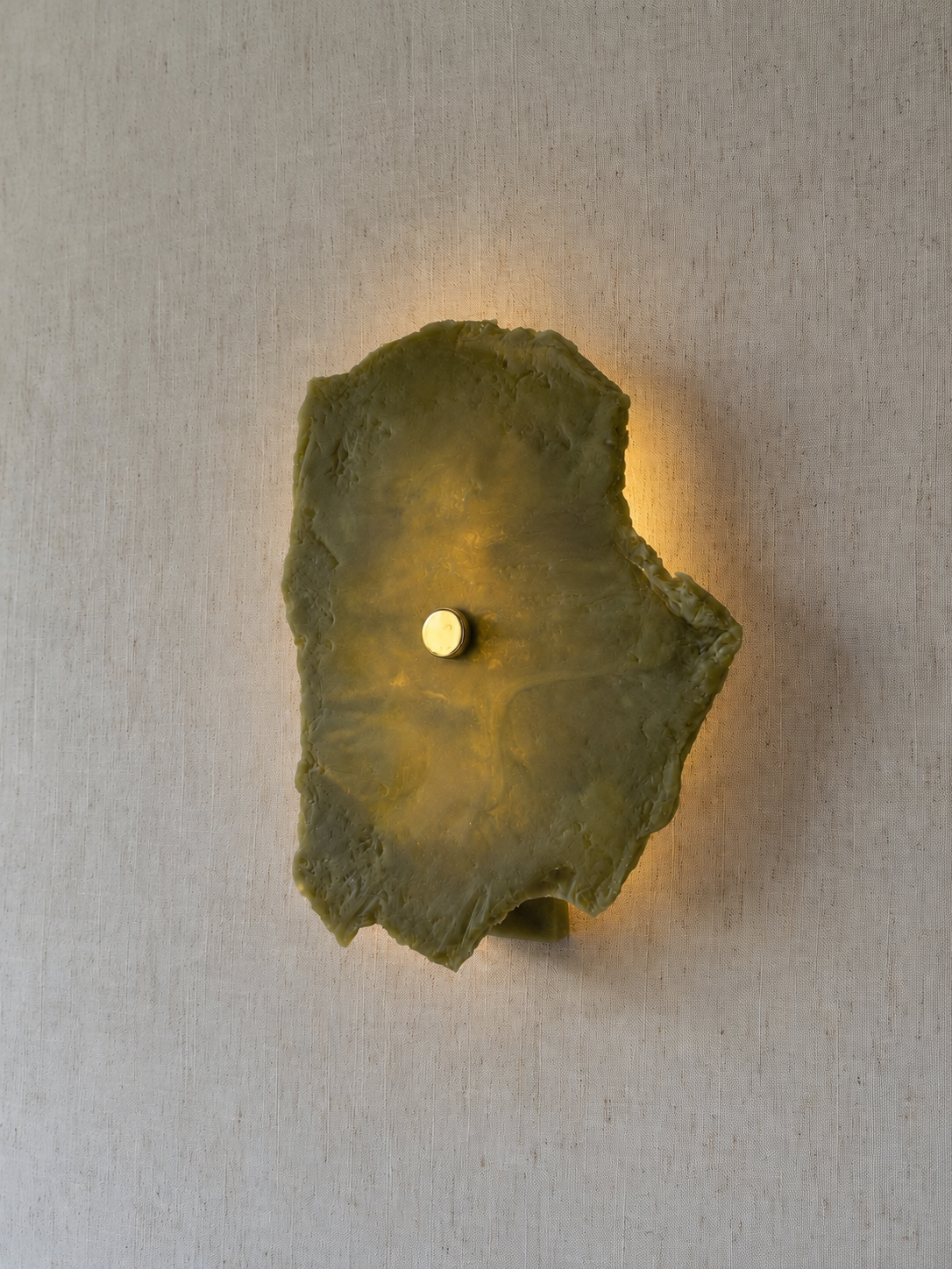 Wireless resin wall sconce inspired by green onyx stone