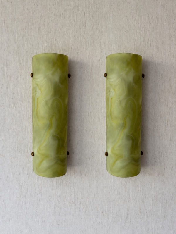 Wireless resin wall sconce inspired by green onyx stone