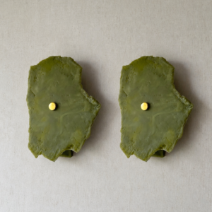 Wireless resin wall sconce inspired by green onyx stone