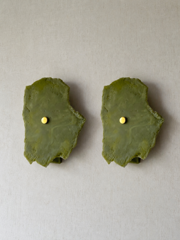 Wireless resin wall sconce inspired by green onyx stone