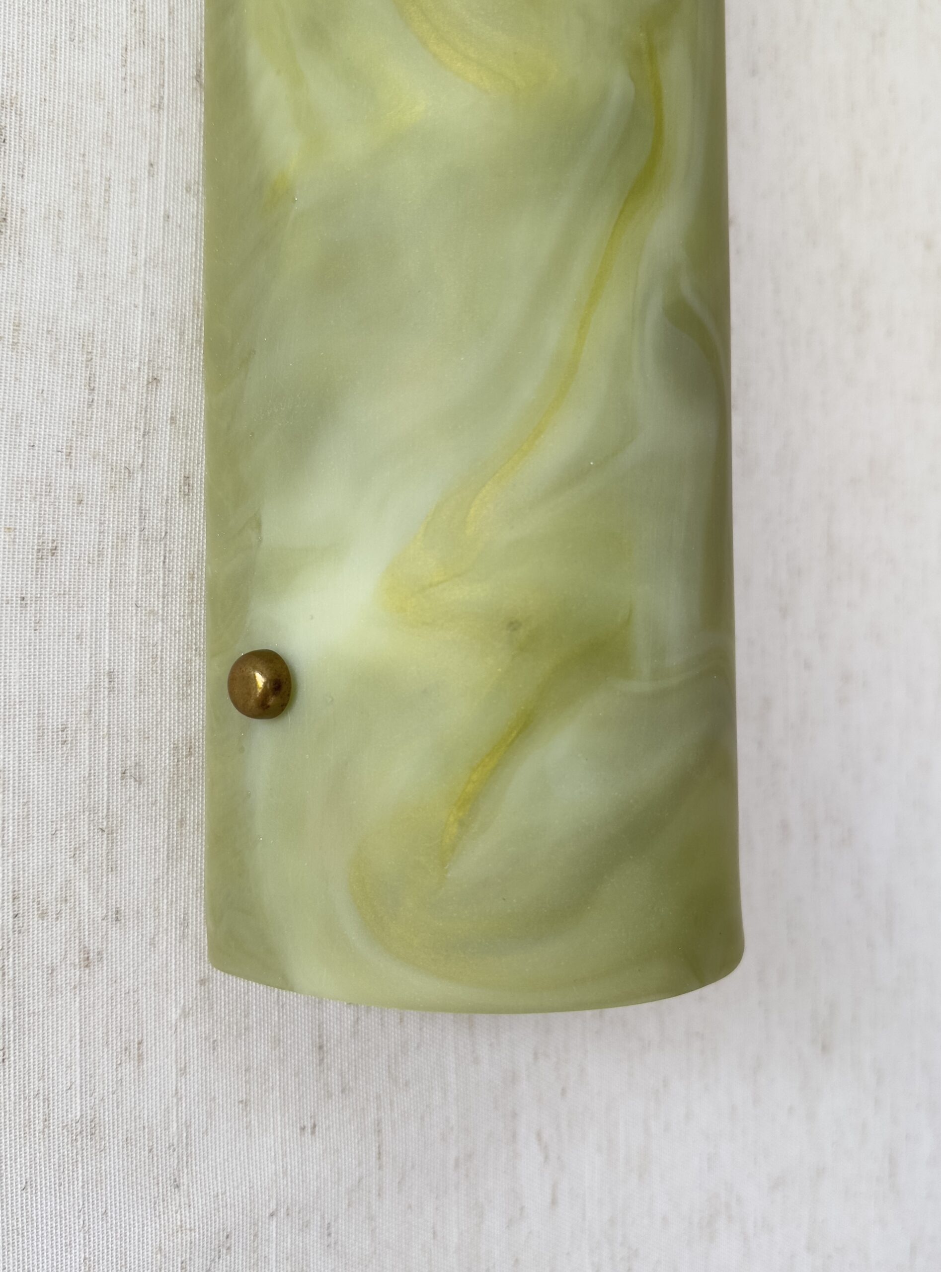 Wireless resin wall sconce inspired by green onyx stone