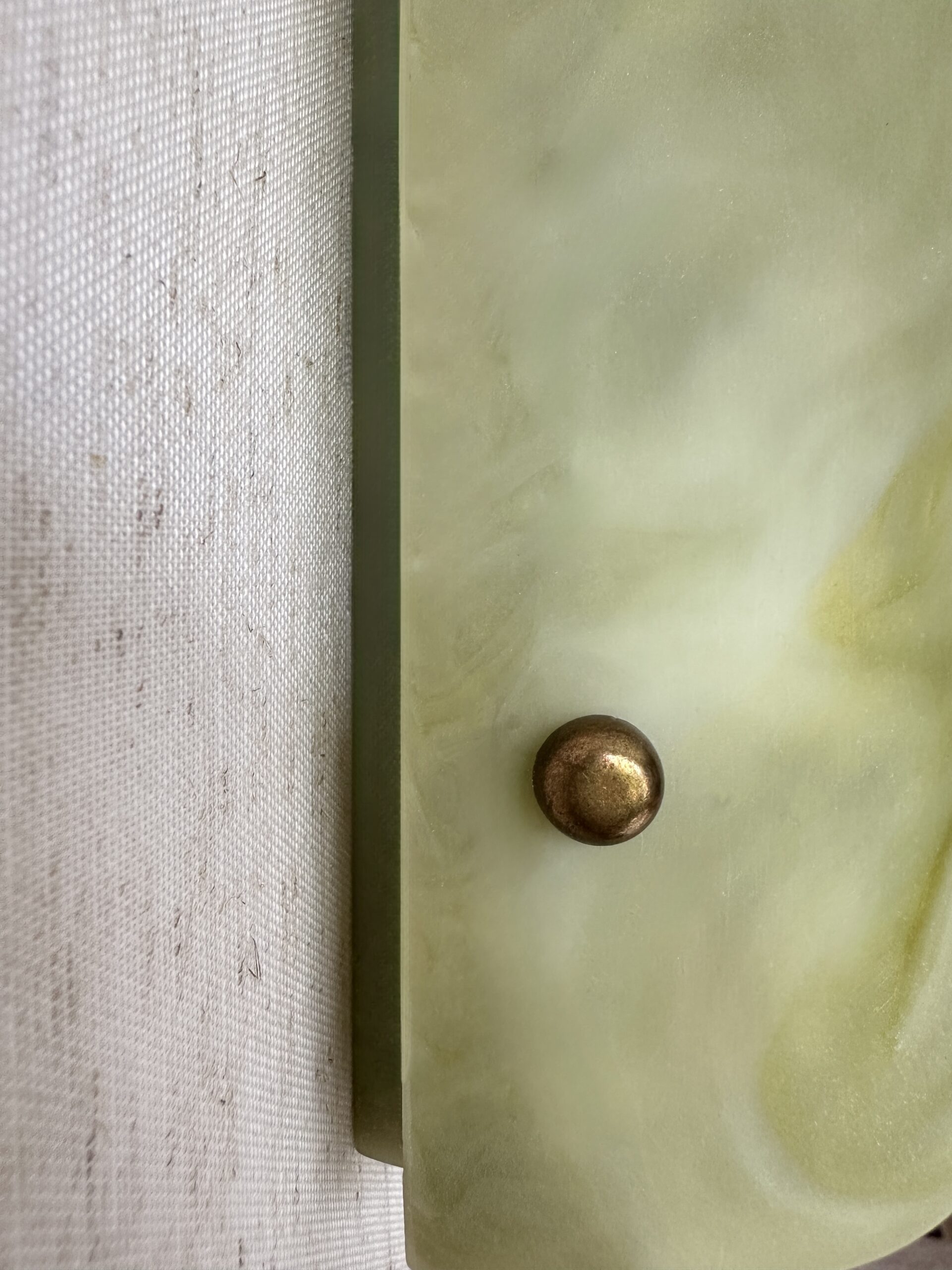 Wireless resin wall sconce inspired by green onyx stone