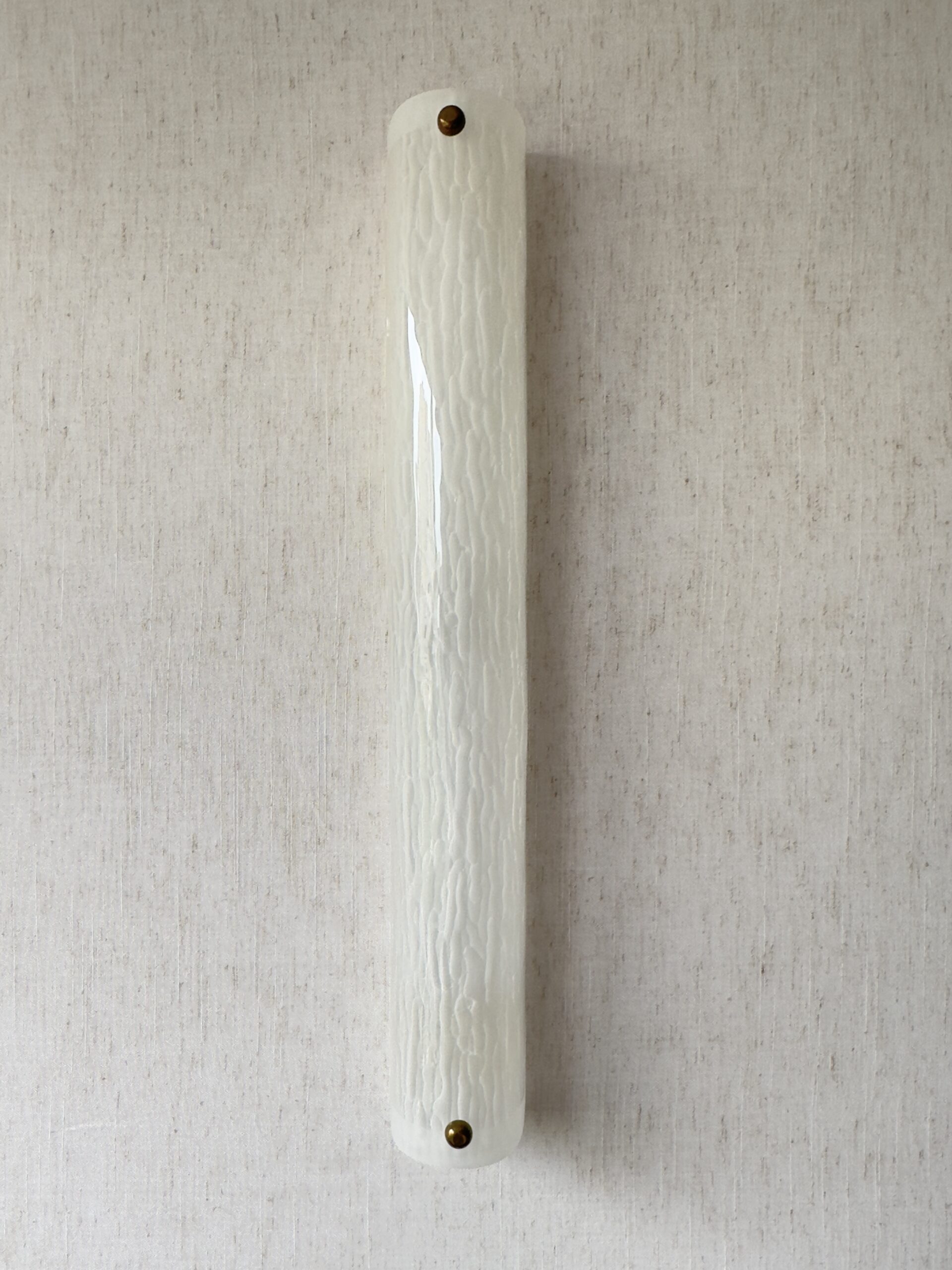 Large vertical wireless resin wall light with sculptural form