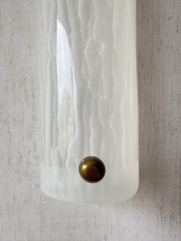 Large vertical wireless resin wall light with sculptural form