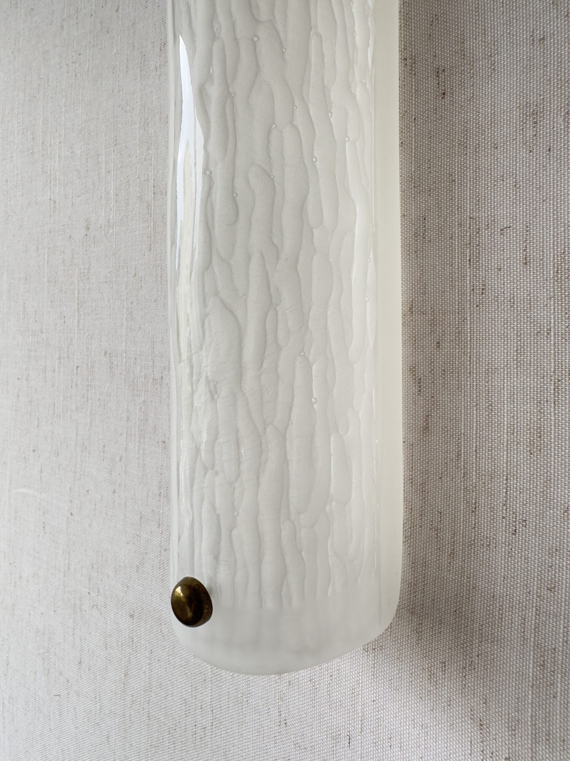 Large vertical wireless resin wall light with sculptural form