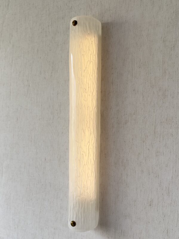 Large vertical wireless resin wall light with sculptural form