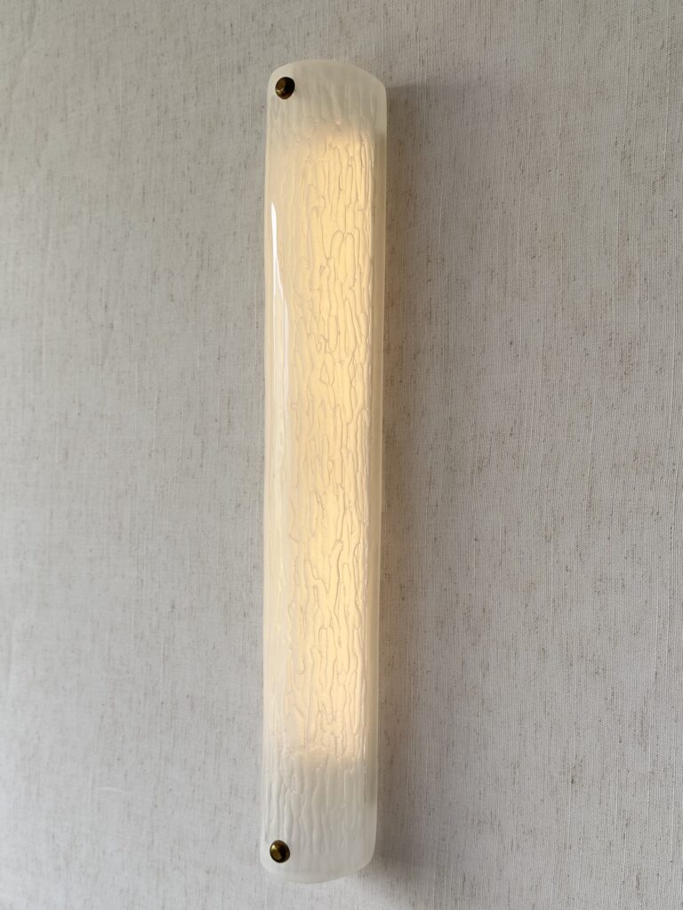 Large vertical wireless resin wall light with sculptural form