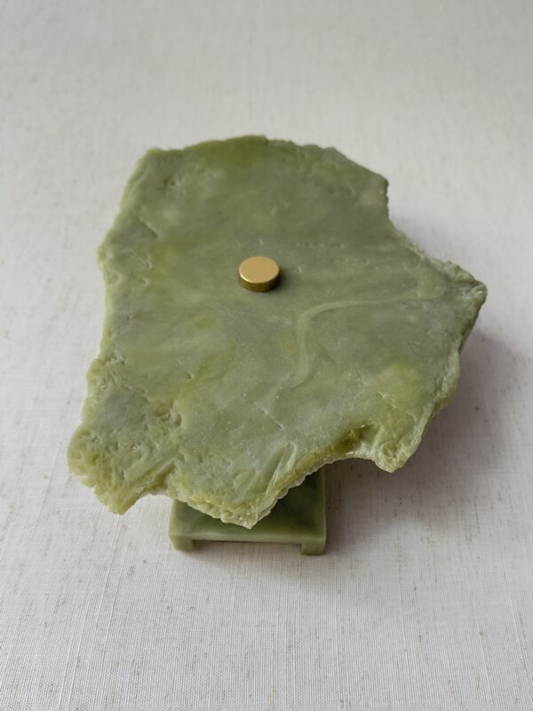 Wireless resin wall sconce inspired by green onyx stone
