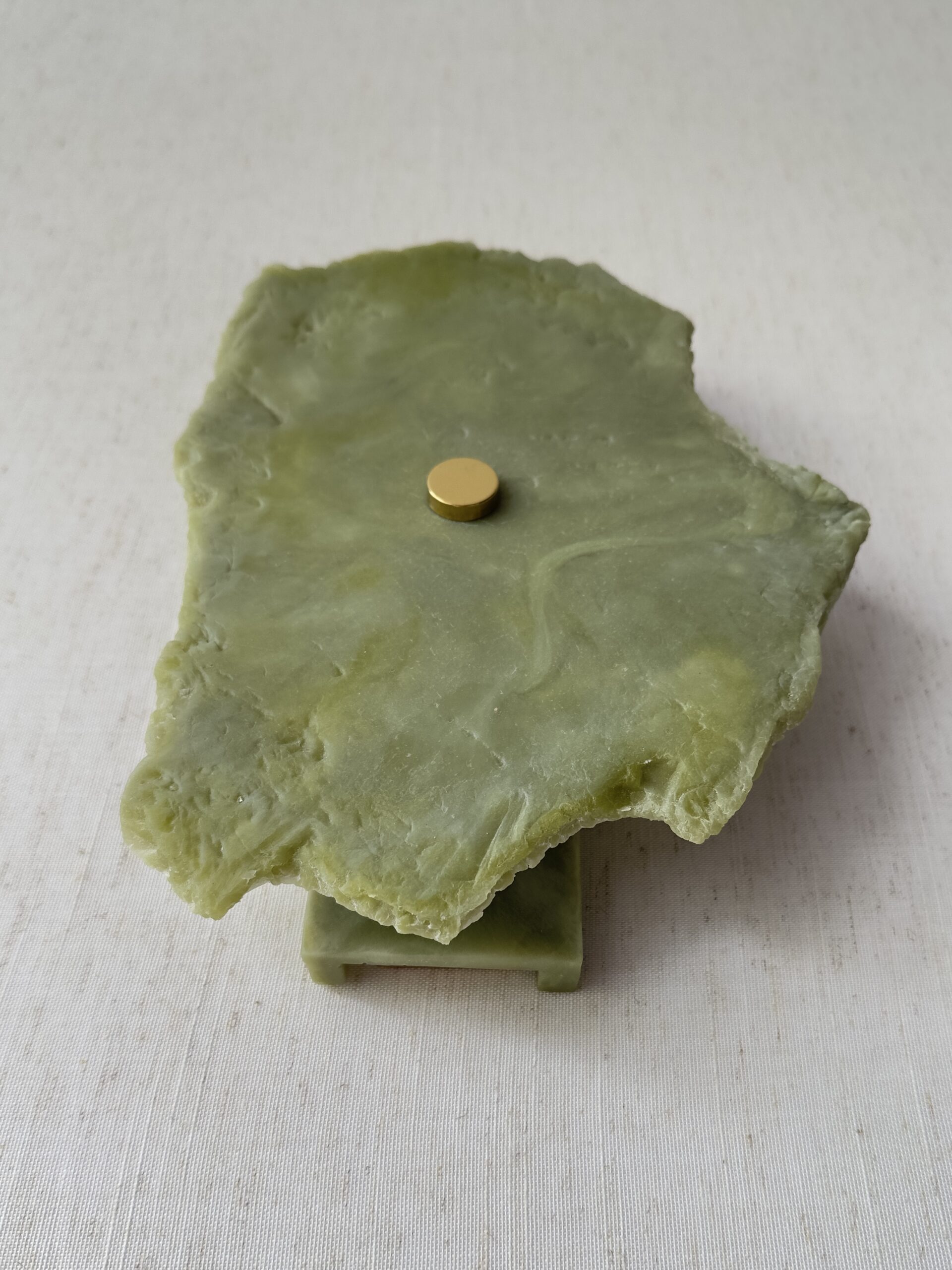 Wireless resin wall sconce inspired by green onyx stone