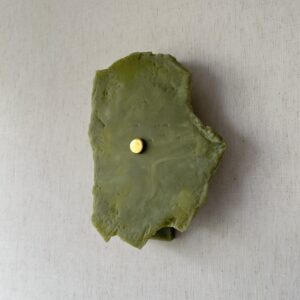 Wireless resin wall sconce inspired by green onyx stone