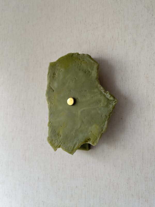 Wireless resin wall sconce inspired by green onyx stone