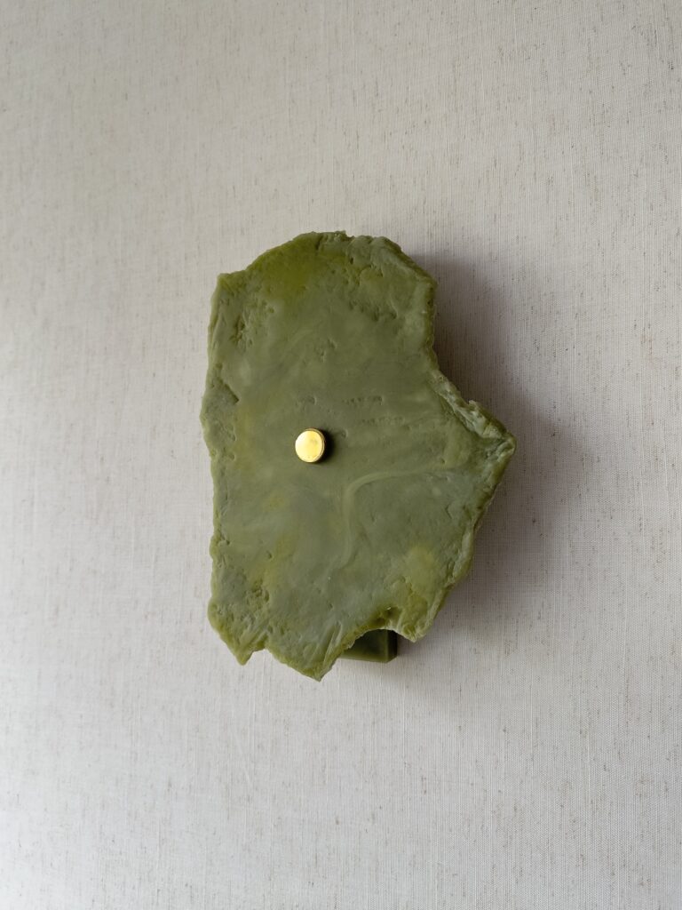 Wireless resin wall sconce inspired by green onyx stone