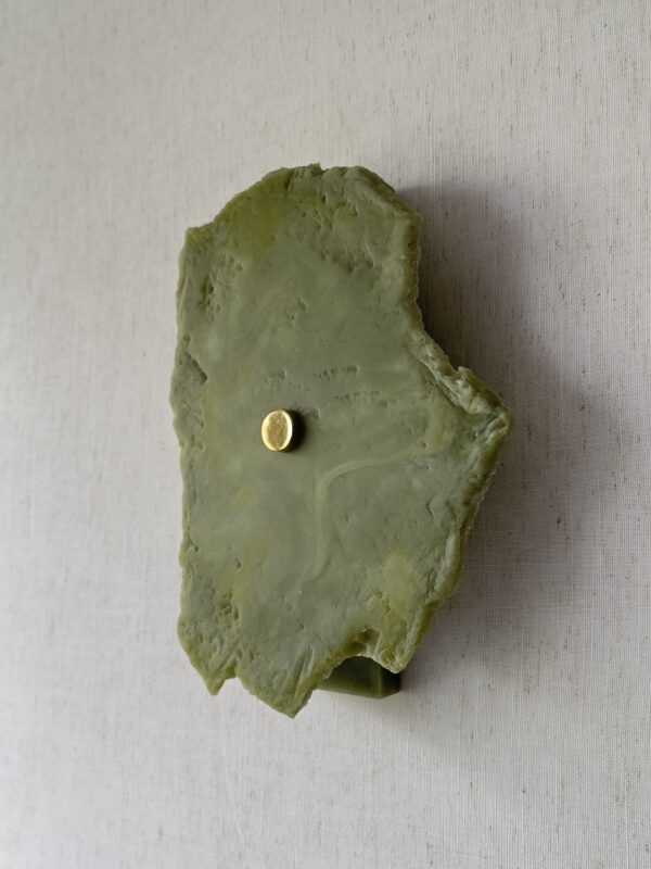 Wireless resin wall sconce inspired by green onyx stone