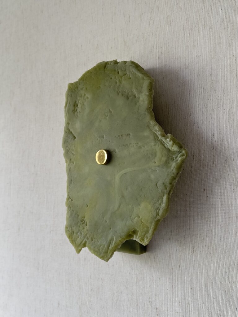 Wireless resin wall sconce inspired by green onyx stone