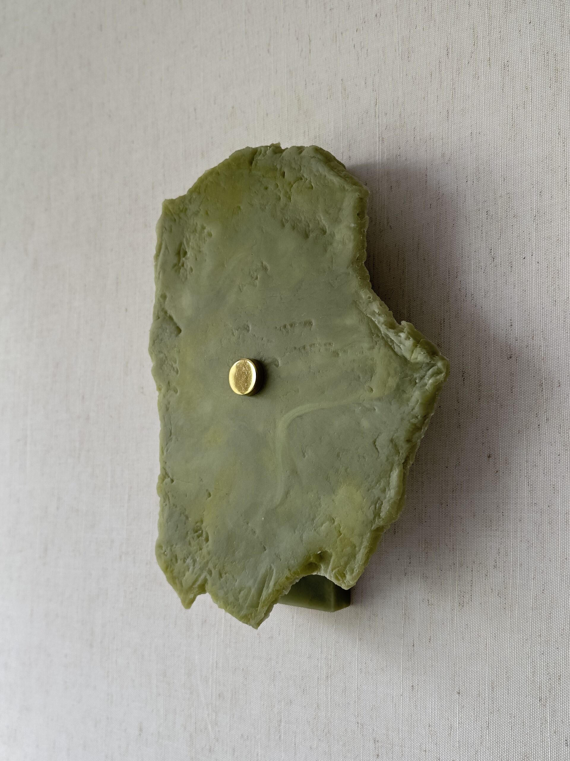 Wireless resin wall sconce inspired by green onyx stone